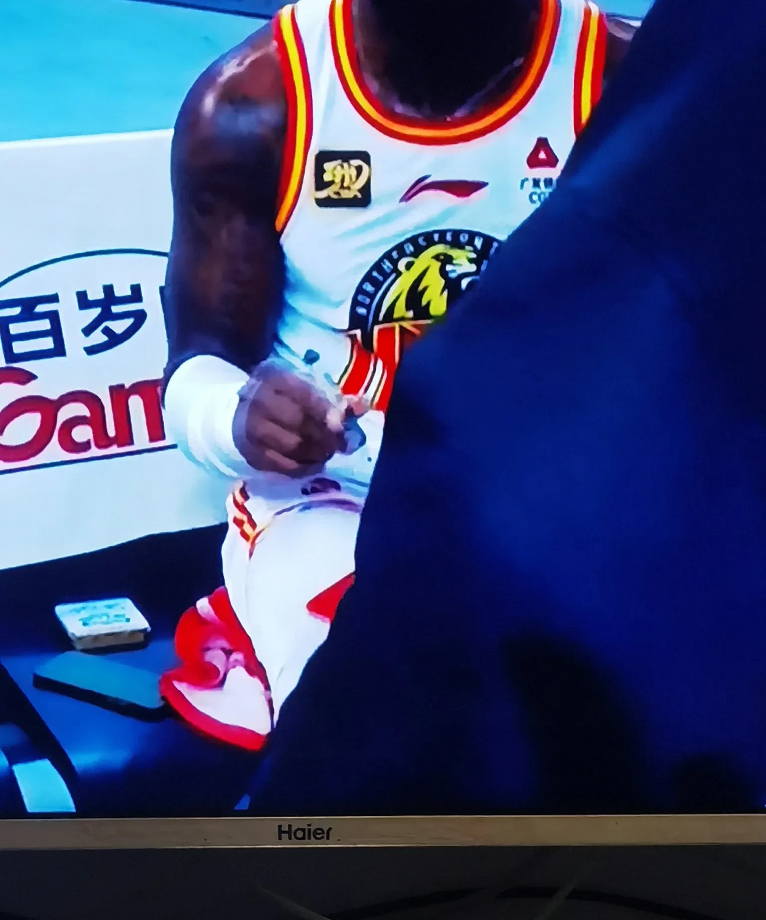 球队主帅独具战术眼光，带领全队赢得比赛
